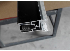 Profilé avec joint d\'étanchéité intérieur, 1970mm, noir 221RE007