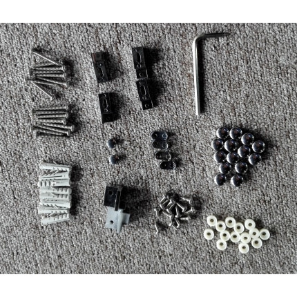 Fiches, vis, clips, connecteurs de charnières, couleur chrome.